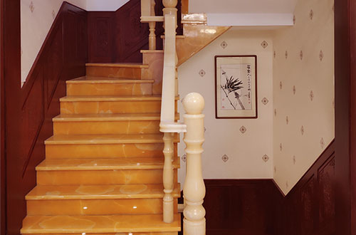 桃城中式别墅室内汉白玉石楼梯的定制安装装饰效果